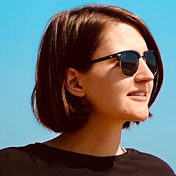 Upcycled Hand Printed 2XL Red Macaw Parrot Ukraine Artist Fundraiser Sweatshirt - Picture 4 of 4